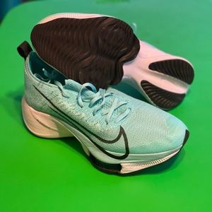 Women’s Nike zoom X size 9 like new. Blue / turquoise